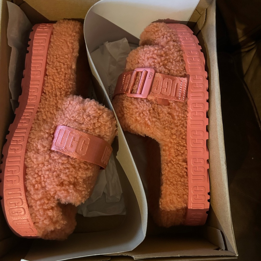 UGG FLUFFITA PINK SLIPPERS/SANDALS